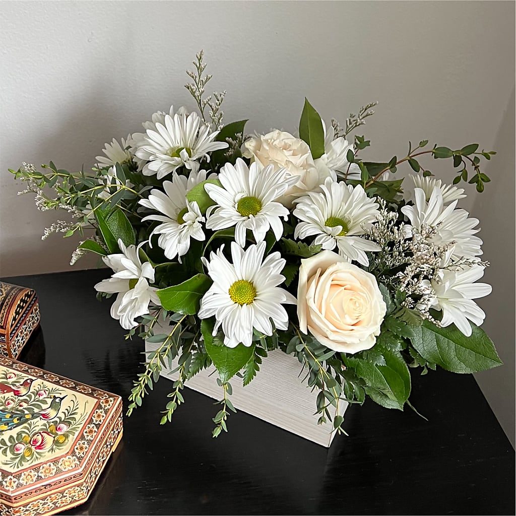 Fresh Linen Box Bouquet – BUSSE AND RIECK FLOWERS PLANTS & GIFTS, Kankakee IL