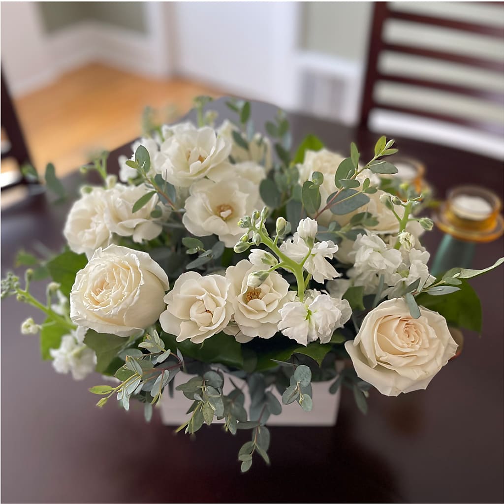 Fresh Linen Box Bouquet – BUSSE AND RIECK FLOWERS PLANTS & GIFTS, Kankakee IL